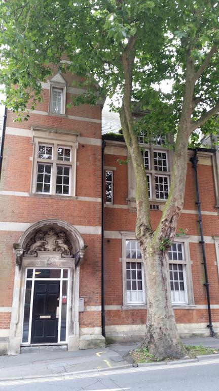 Comfortable Swindon Town Centre Apartments, Free Parking, Sleeps Up To 8 Værelse billede