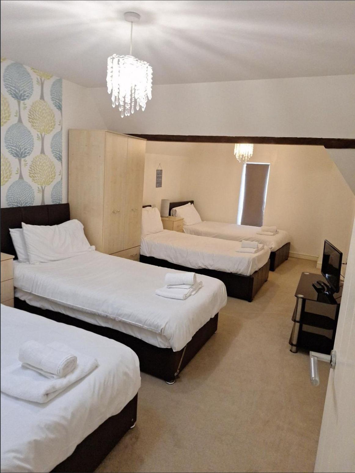 Comfortable Swindon Town Centre Apartments, Free Parking, Sleeps Up To 8 Eksteriør billede