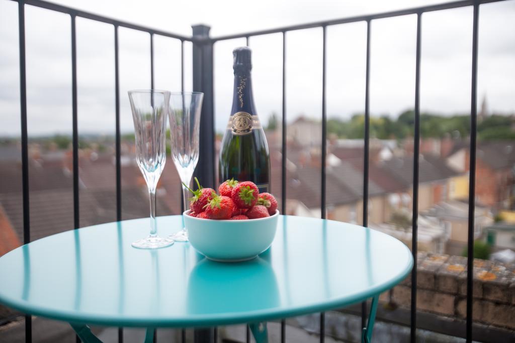 Comfortable Swindon Town Centre Apartments, Free Parking, Sleeps Up To 8 Eksteriør billede