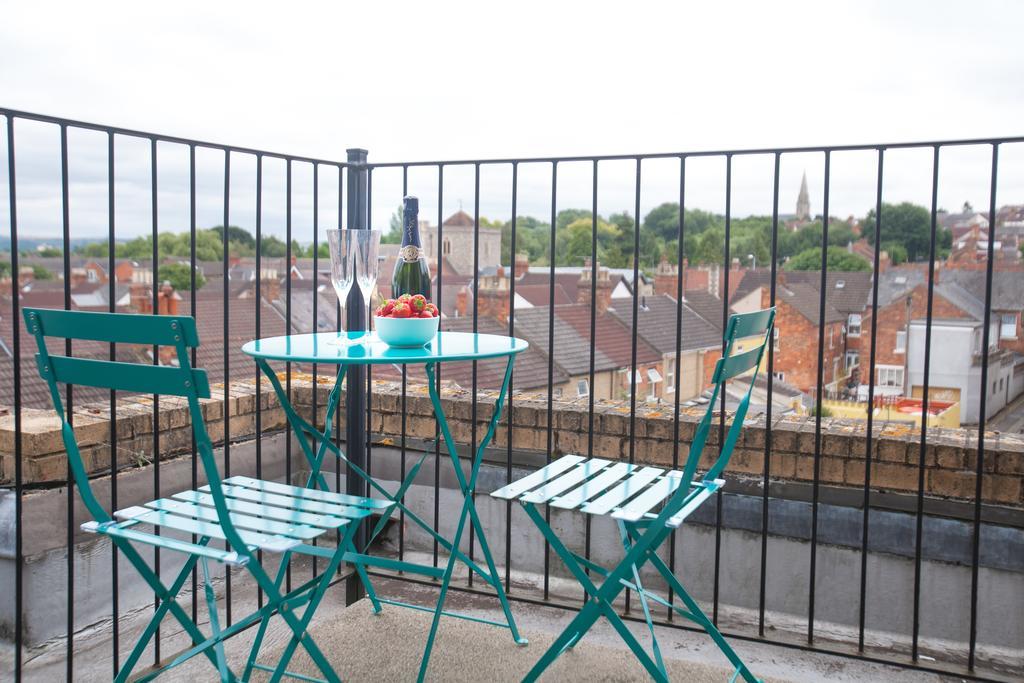 Comfortable Swindon Town Centre Apartments, Free Parking, Sleeps Up To 8 Eksteriør billede
