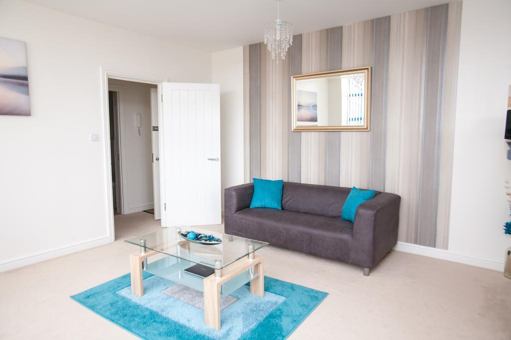 Comfortable Swindon Town Centre Apartments, Free Parking, Sleeps Up To 8 Eksteriør billede