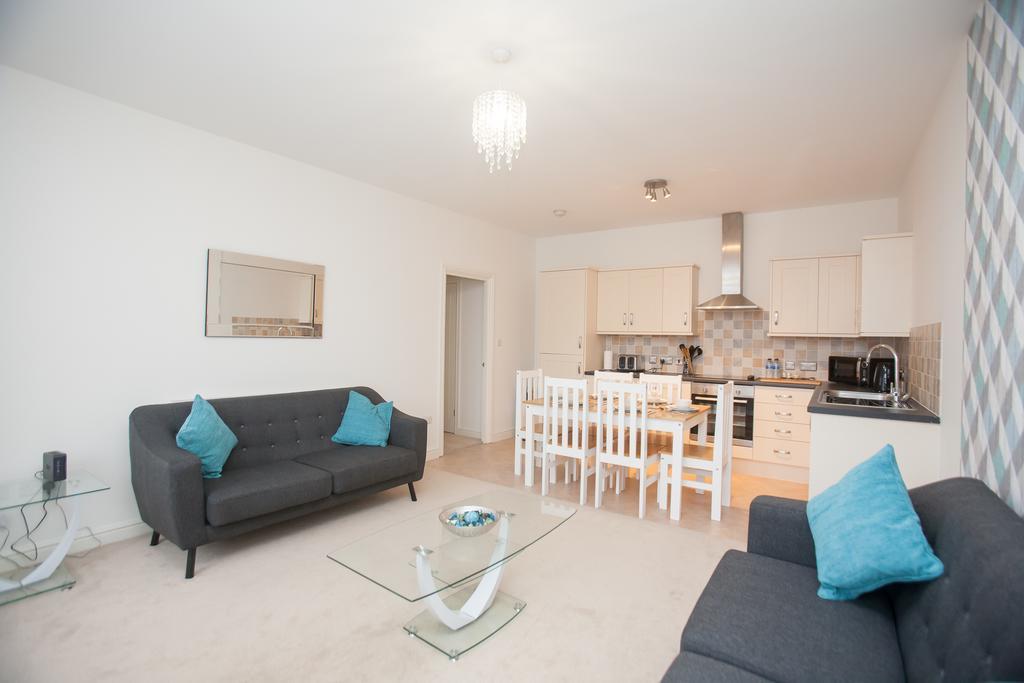 Comfortable Swindon Town Centre Apartments, Free Parking, Sleeps Up To 8 Eksteriør billede