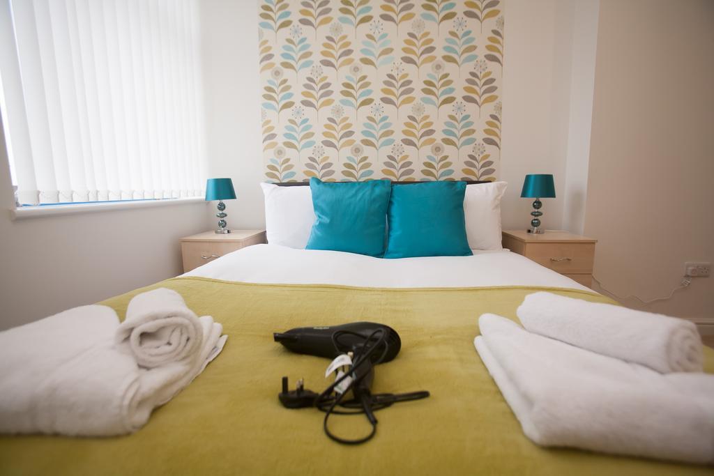Comfortable Swindon Town Centre Apartments, Free Parking, Sleeps Up To 8 Eksteriør billede