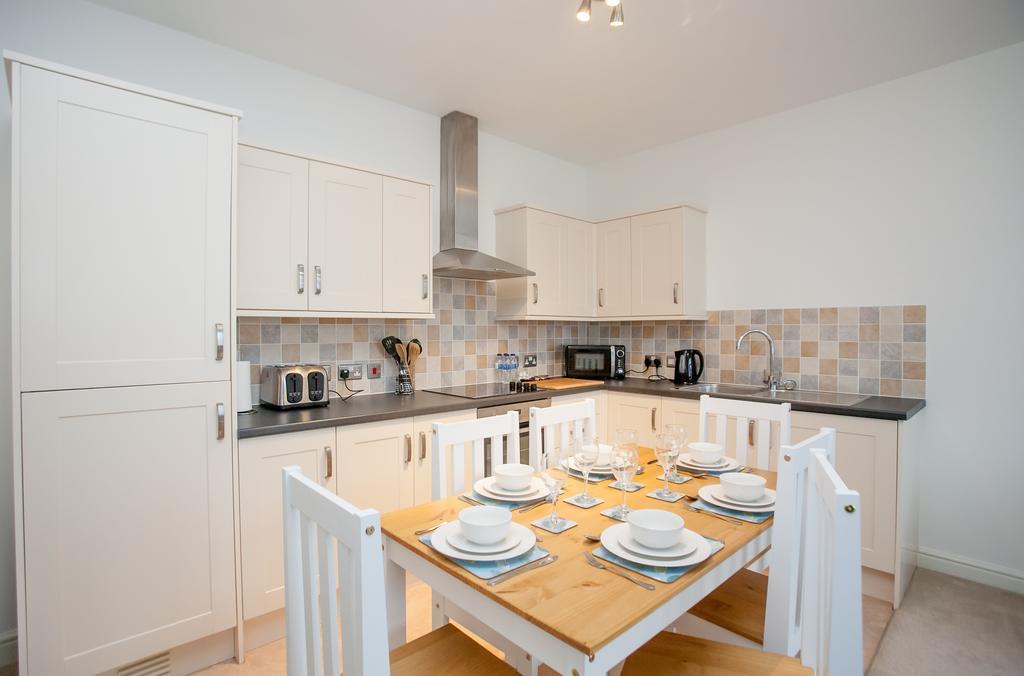 Comfortable Swindon Town Centre Apartments, Free Parking, Sleeps Up To 8 Eksteriør billede