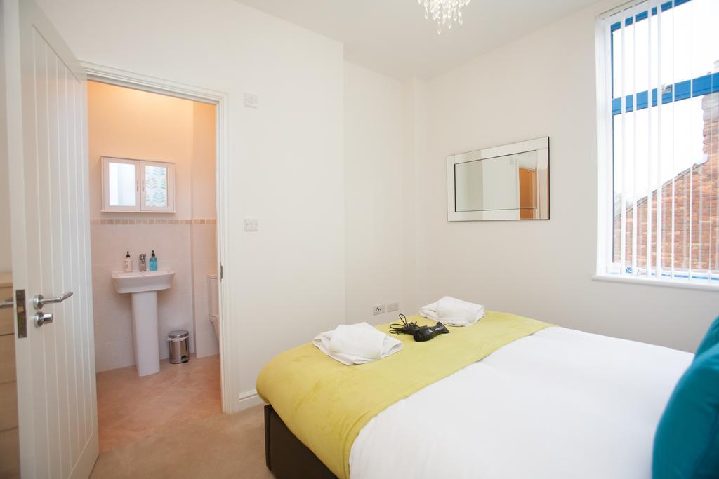 Comfortable Swindon Town Centre Apartments, Free Parking, Sleeps Up To 8 Eksteriør billede