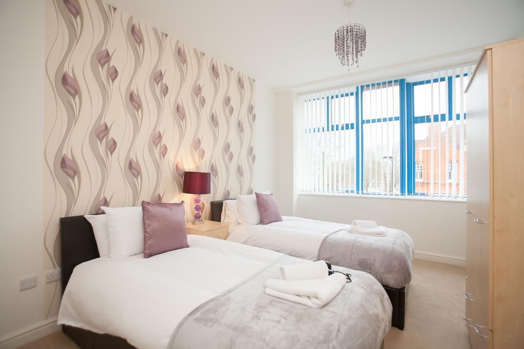 Comfortable Swindon Town Centre Apartments, Free Parking, Sleeps Up To 8 Eksteriør billede