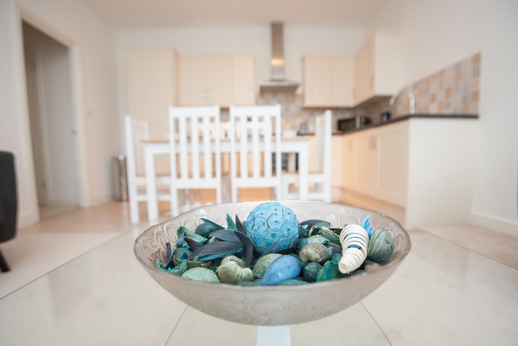 Comfortable Swindon Town Centre Apartments, Free Parking, Sleeps Up To 8 Eksteriør billede
