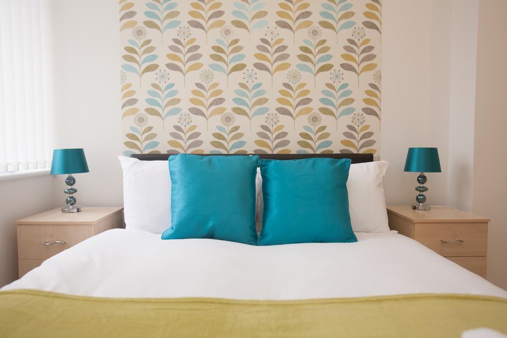 Comfortable Swindon Town Centre Apartments, Free Parking, Sleeps Up To 8 Eksteriør billede