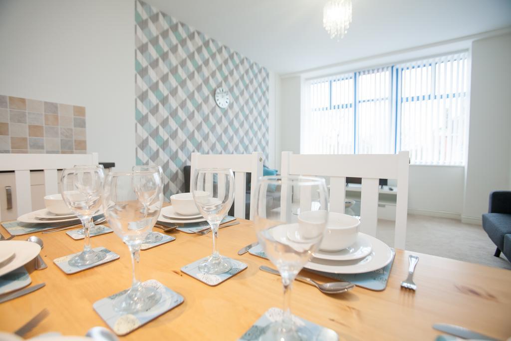 Comfortable Swindon Town Centre Apartments, Free Parking, Sleeps Up To 8 Eksteriør billede