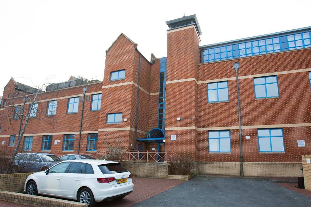 Comfortable Swindon Town Centre Apartments, Free Parking, Sleeps Up To 8 Eksteriør billede