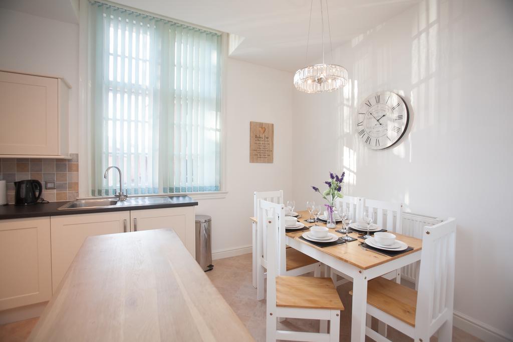 Comfortable Swindon Town Centre Apartments, Free Parking, Sleeps Up To 8 Eksteriør billede