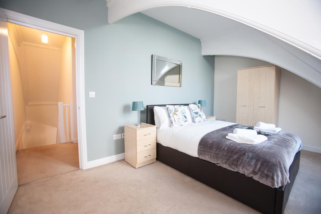 Comfortable Swindon Town Centre Apartments, Free Parking, Sleeps Up To 8 Eksteriør billede