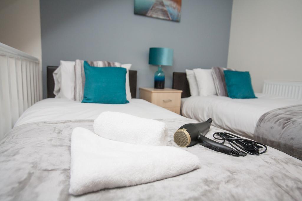 Comfortable Swindon Town Centre Apartments, Free Parking, Sleeps Up To 8 Eksteriør billede