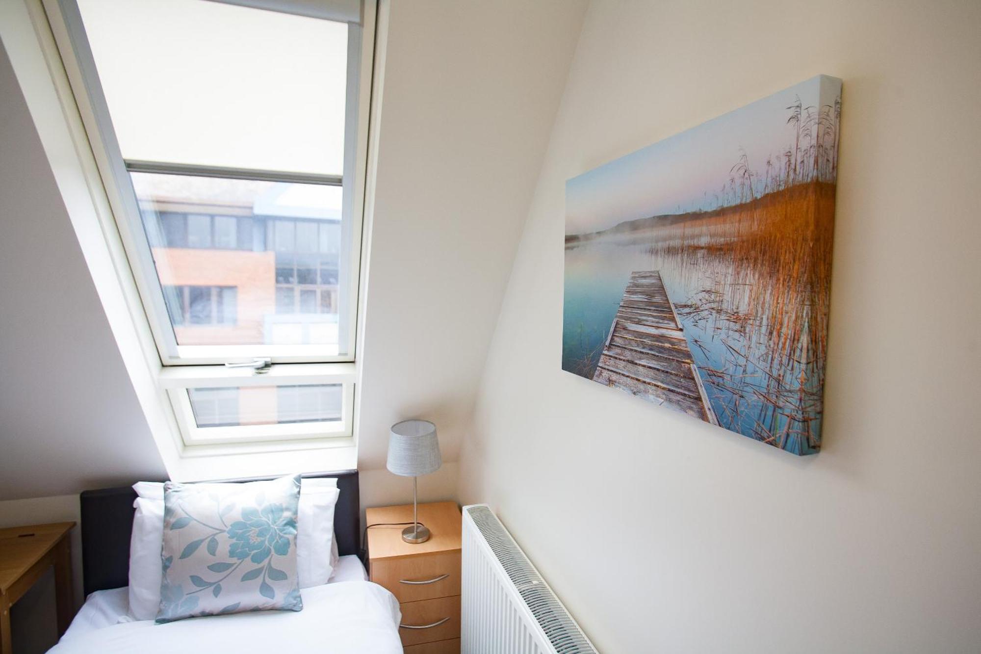 Comfortable Swindon Town Centre Apartments, Free Parking, Sleeps Up To 8 Eksteriør billede