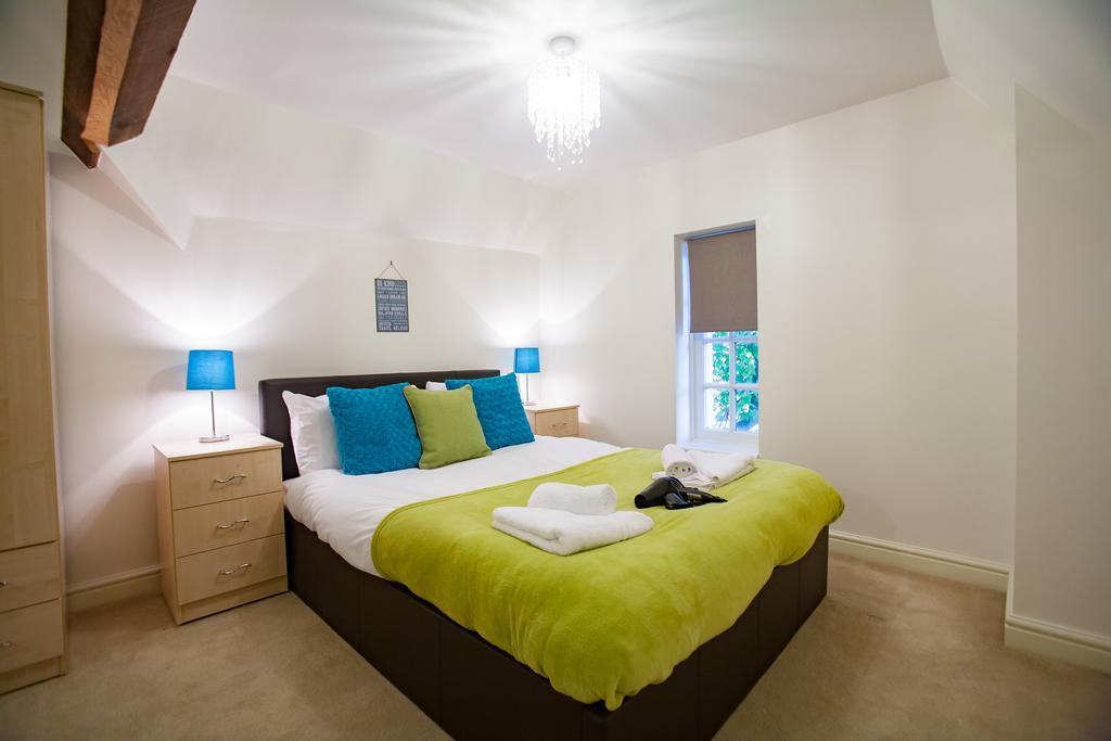 Comfortable Swindon Town Centre Apartments, Free Parking, Sleeps Up To 8 Eksteriør billede