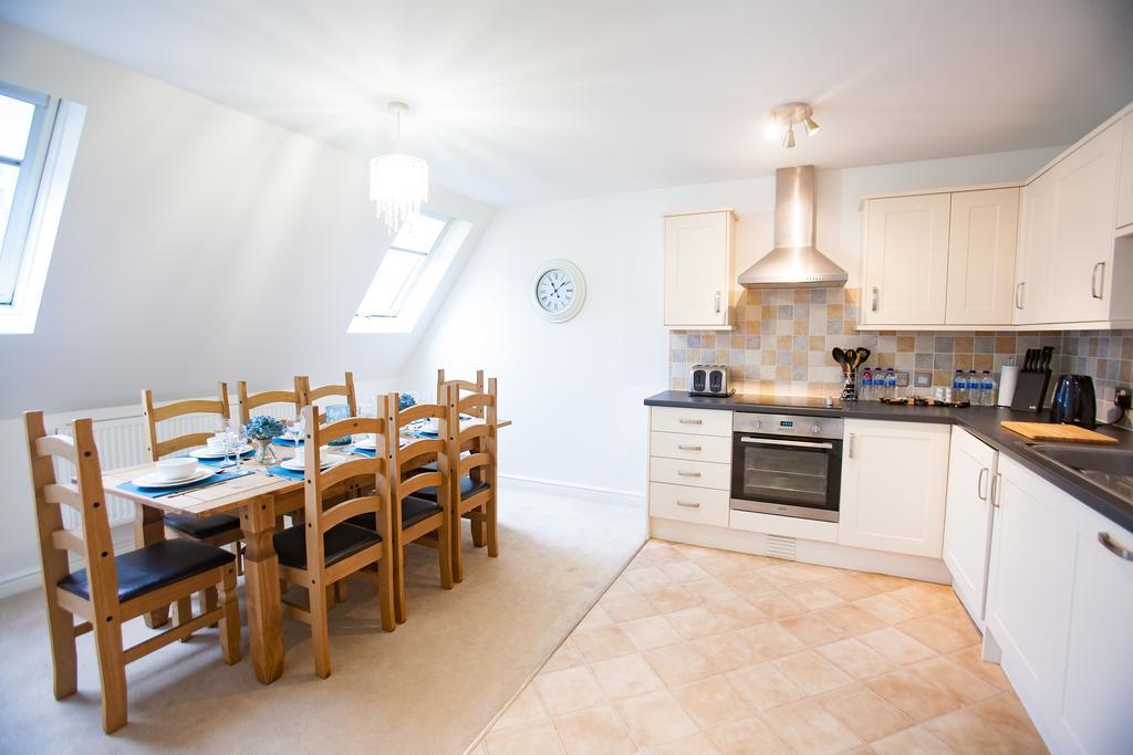 Comfortable Swindon Town Centre Apartments, Free Parking, Sleeps Up To 8 Eksteriør billede