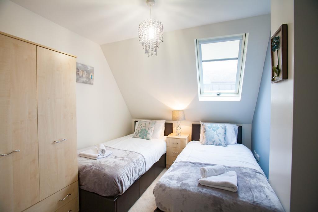 Comfortable Swindon Town Centre Apartments, Free Parking, Sleeps Up To 8 Eksteriør billede