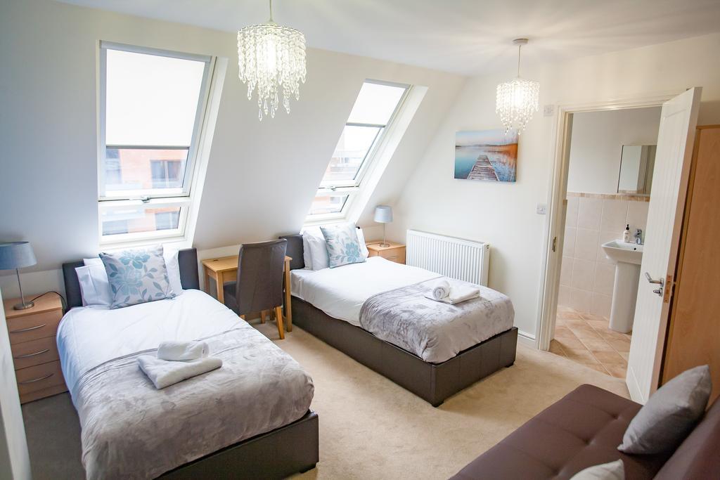 Comfortable Swindon Town Centre Apartments, Free Parking, Sleeps Up To 8 Eksteriør billede