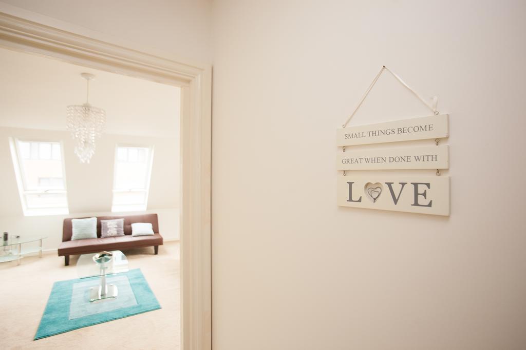Comfortable Swindon Town Centre Apartments, Free Parking, Sleeps Up To 8 Eksteriør billede