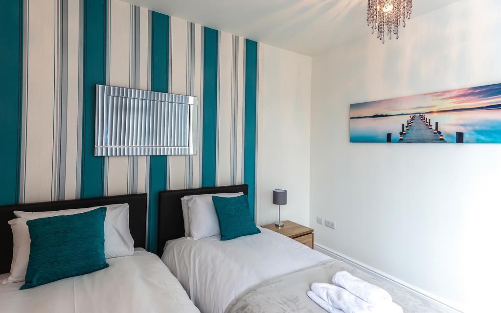 Comfortable Swindon Town Centre Apartments, Free Parking, Sleeps Up To 8 Eksteriør billede