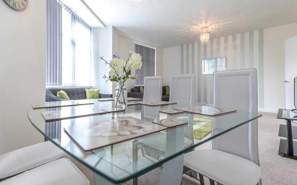Comfortable Swindon Town Centre Apartments, Free Parking, Sleeps Up To 8 Eksteriør billede