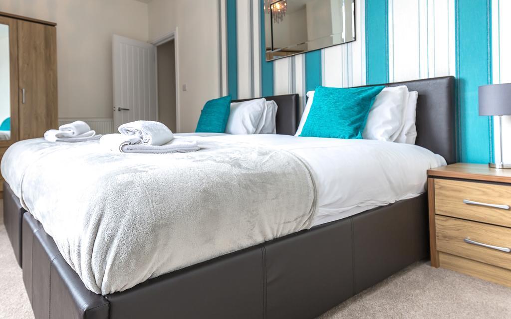 Comfortable Swindon Town Centre Apartments, Free Parking, Sleeps Up To 8 Eksteriør billede
