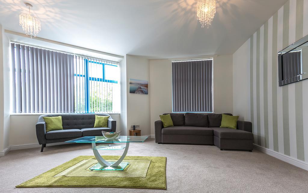 Comfortable Swindon Town Centre Apartments, Free Parking, Sleeps Up To 8 Eksteriør billede