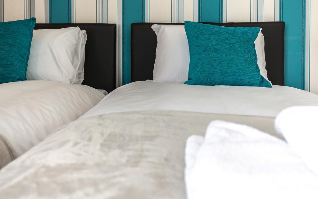 Comfortable Swindon Town Centre Apartments, Free Parking, Sleeps Up To 8 Eksteriør billede