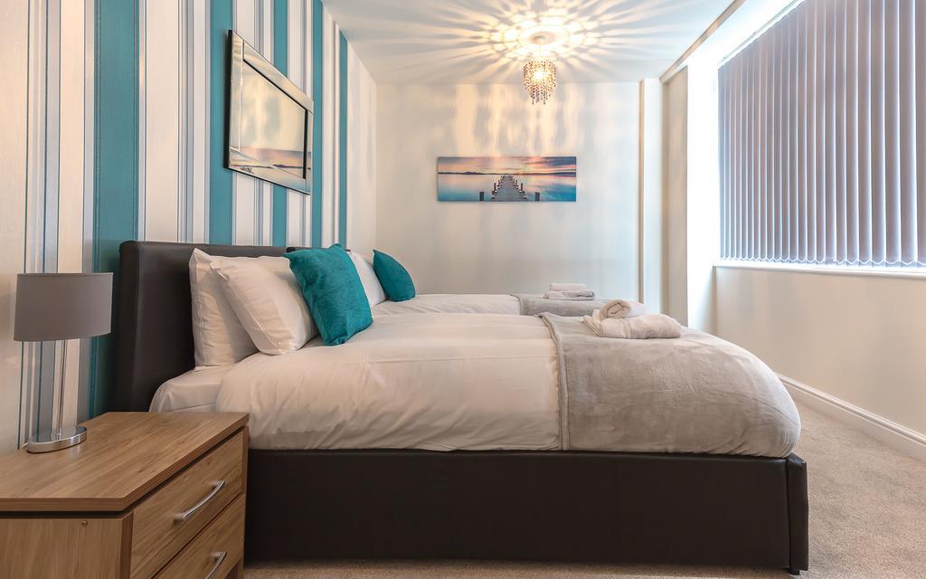 Comfortable Swindon Town Centre Apartments, Free Parking, Sleeps Up To 8 Eksteriør billede