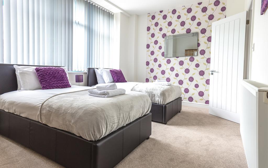 Comfortable Swindon Town Centre Apartments, Free Parking, Sleeps Up To 8 Eksteriør billede