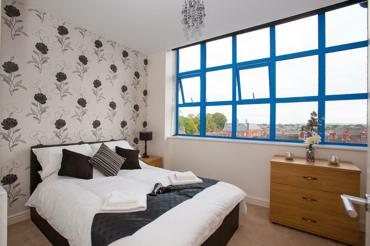 Comfortable Swindon Town Centre Apartments, Free Parking, Sleeps Up To 8 Eksteriør billede