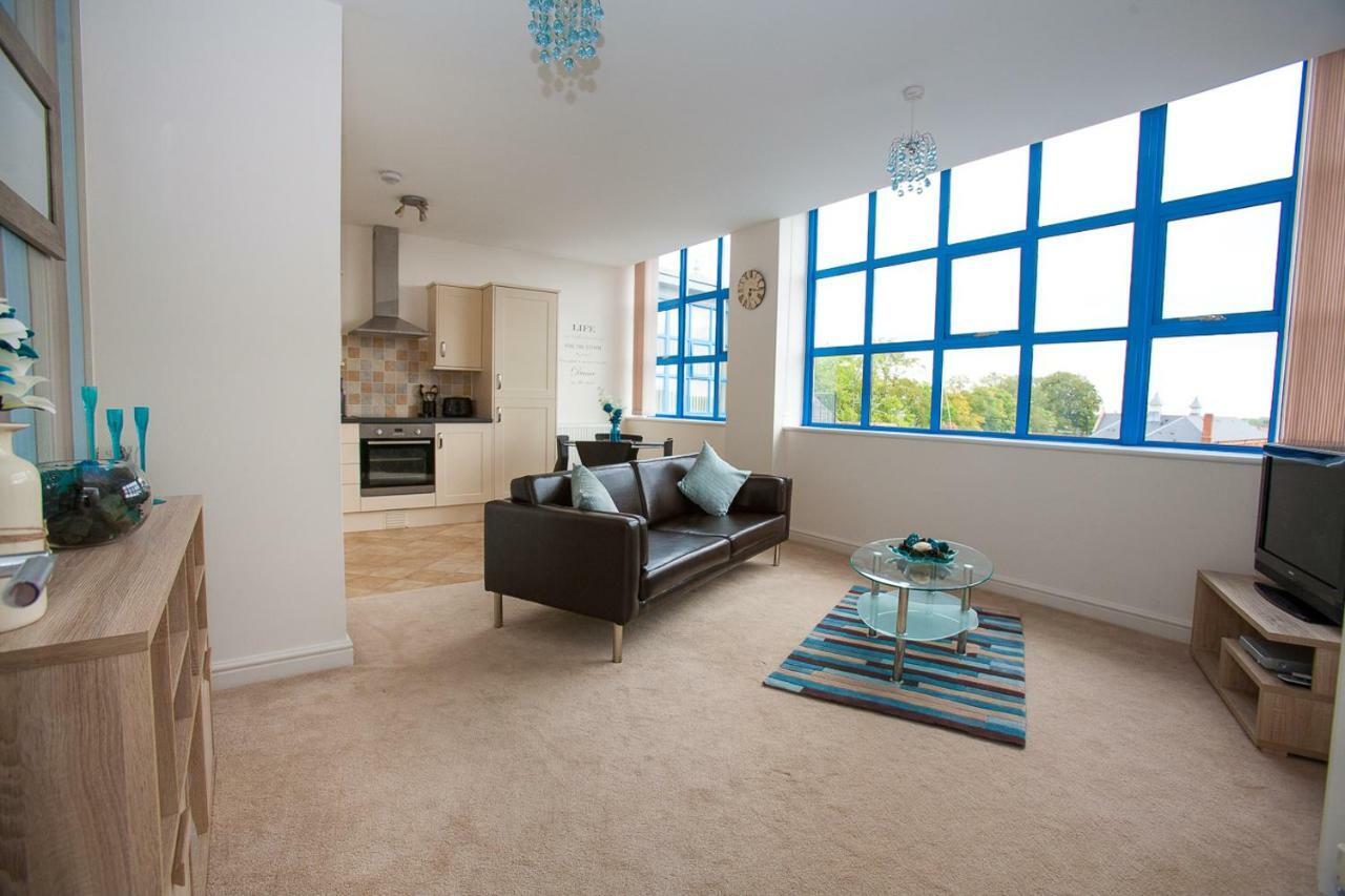 Comfortable Swindon Town Centre Apartments, Free Parking, Sleeps Up To 8 Eksteriør billede