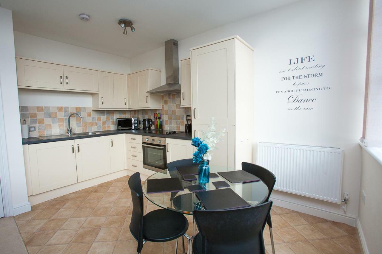 Comfortable Swindon Town Centre Apartments, Free Parking, Sleeps Up To 8 Eksteriør billede