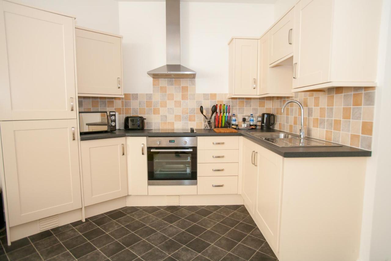 Comfortable Swindon Town Centre Apartments, Free Parking, Sleeps Up To 8 Eksteriør billede